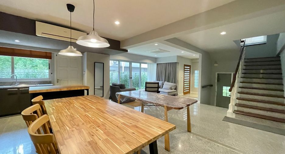 For rent 3 bedrooms townhouse in Khlong Toei, Bangkok