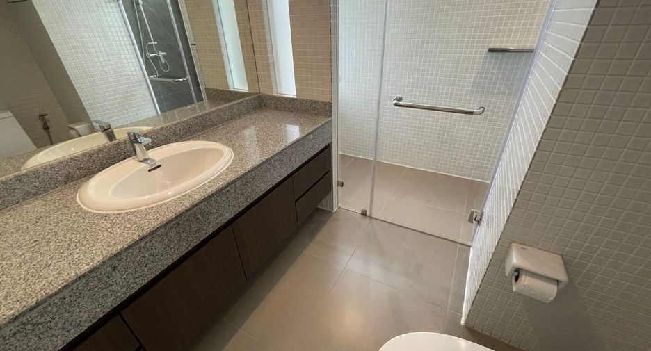 For rent 3 bedrooms townhouse in Khlong Toei, Bangkok