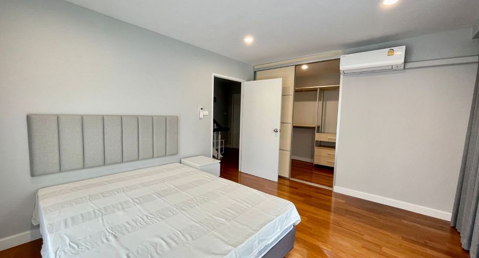 For rent 3 bedrooms townhouse in Khlong Toei, Bangkok