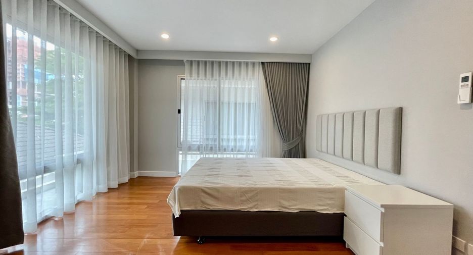 For rent 3 bedrooms townhouse in Khlong Toei, Bangkok