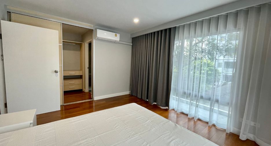 For rent 3 bedrooms townhouse in Khlong Toei, Bangkok