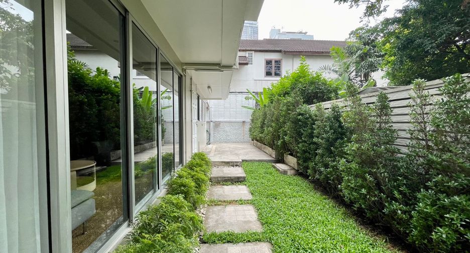 For rent 3 bedrooms townhouse in Khlong Toei, Bangkok