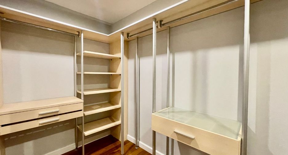 For rent 3 bedrooms townhouse in Khlong Toei, Bangkok