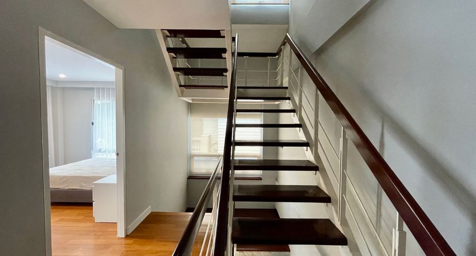 For rent 3 bedrooms townhouse in Khlong Toei, Bangkok