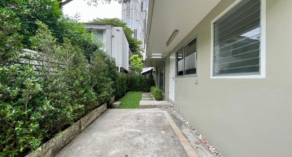 For rent 3 bedrooms townhouse in Khlong Toei, Bangkok