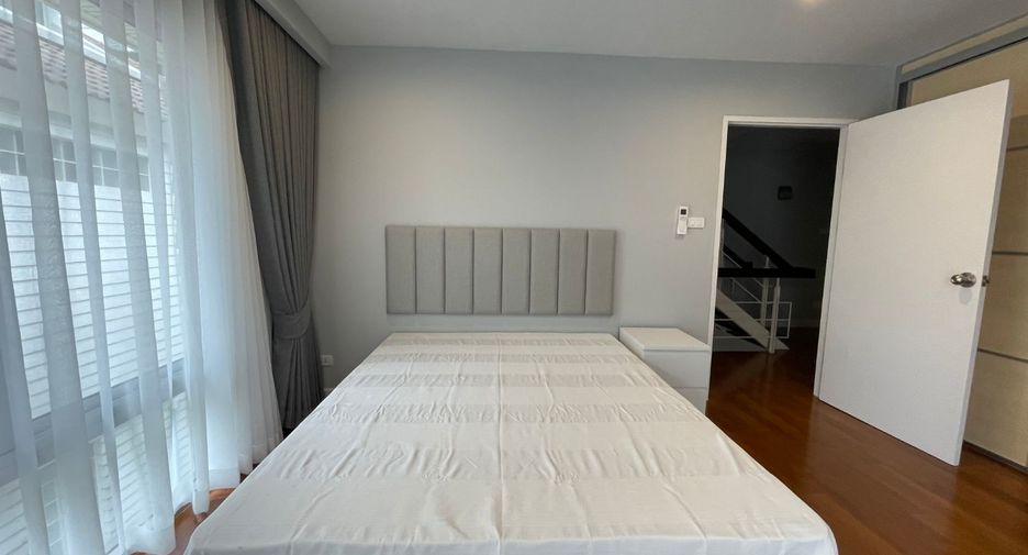 For rent 3 bedrooms townhouse in Khlong Toei, Bangkok