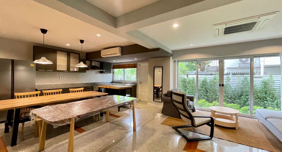 For rent 3 bedrooms townhouse in Khlong Toei, Bangkok