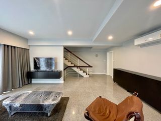 Casa adosada en alquiler de 3 habitaciones en Khlong Toei, Bangkok