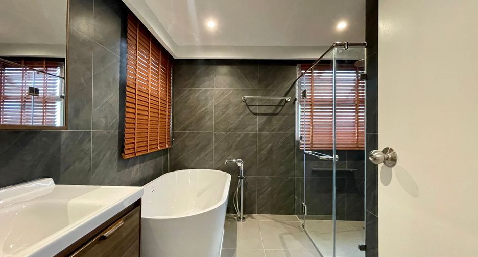 For rent 3 bedrooms townhouse in Khlong Toei, Bangkok
