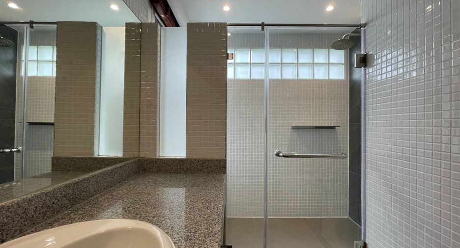 For rent 3 bedrooms townhouse in Khlong Toei, Bangkok