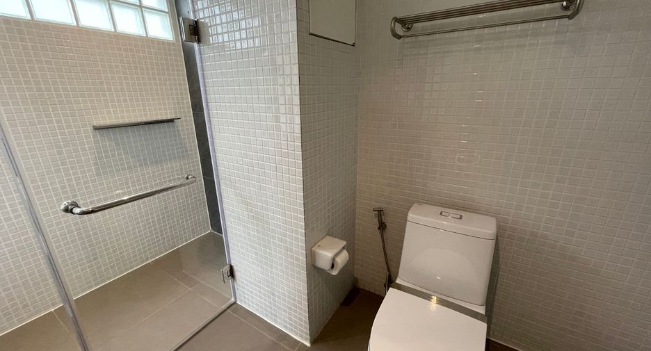 For rent 3 bedrooms townhouse in Khlong Toei, Bangkok