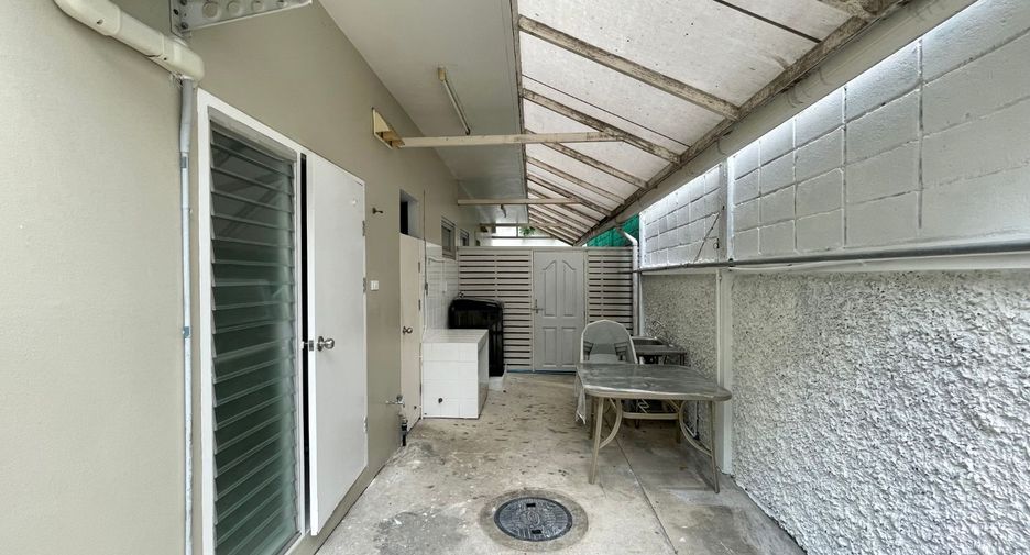For rent 3 bedrooms townhouse in Khlong Toei, Bangkok