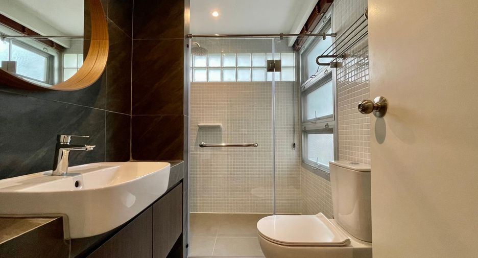 For rent 3 bedrooms townhouse in Khlong Toei, Bangkok