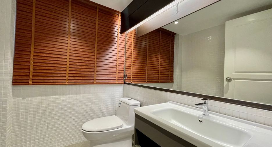 For rent 3 bedrooms townhouse in Khlong Toei, Bangkok