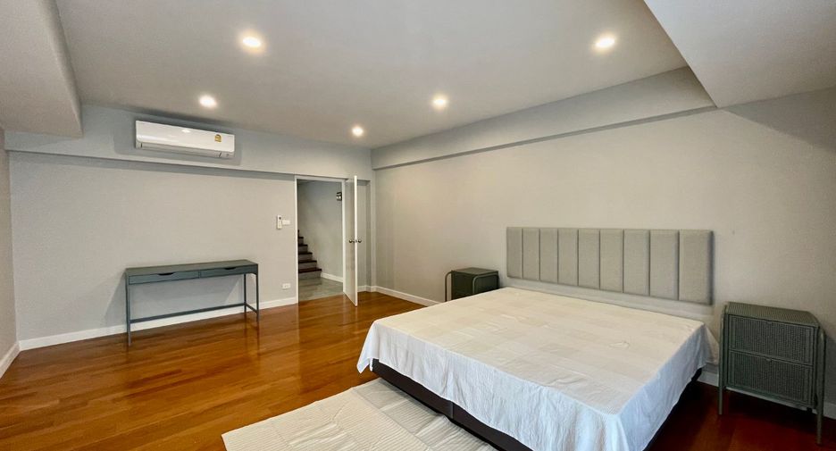 For rent 3 bedrooms townhouse in Khlong Toei, Bangkok