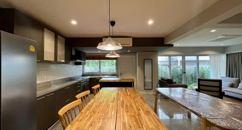 For rent 3 bedrooms townhouse in Khlong Toei, Bangkok