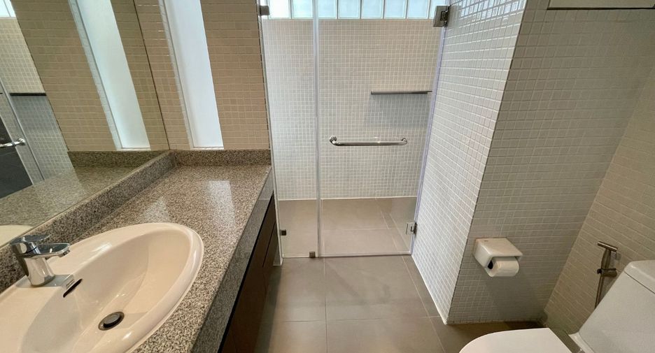 For rent 3 bedrooms townhouse in Khlong Toei, Bangkok