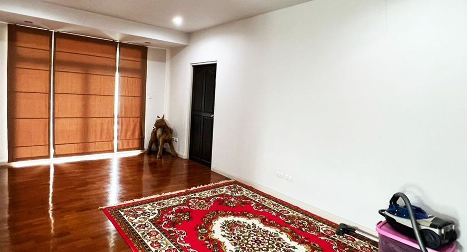 For sale 6 bedrooms house in Bang Kapi, Bangkok