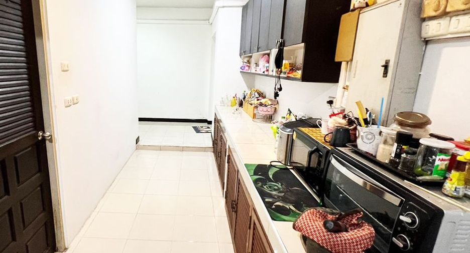 For sale 6 bedrooms house in Bang Kapi, Bangkok