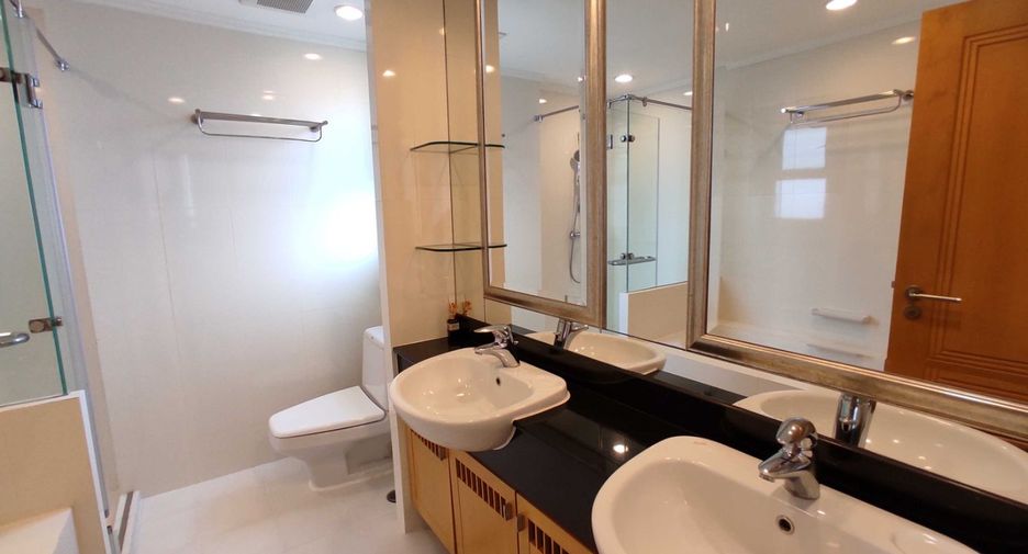 Condo en alquiler de 3 habitaciones en Khlong Toei, Bangkok