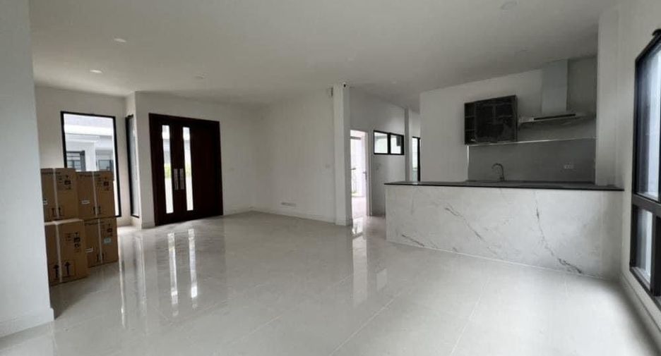For rent 4 bedrooms house in Wang Thonglang, Bangkok