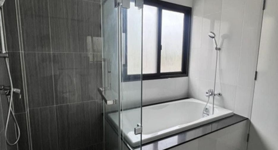 For rent 4 bedrooms house in Wang Thonglang, Bangkok