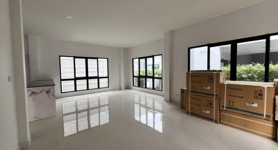 For rent 4 bedrooms house in Wang Thonglang, Bangkok