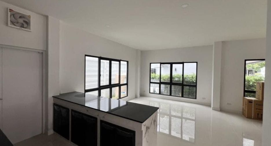 For rent 4 bedrooms house in Wang Thonglang, Bangkok