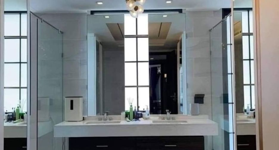 Casa en alquiler y en venta de 4 habitaciones en Watthana, Bangkok