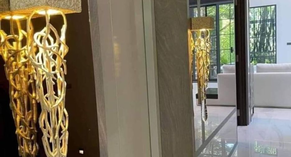 Casa en alquiler y en venta de 4 habitaciones en Watthana, Bangkok