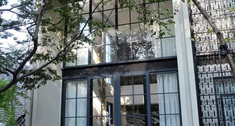 Casa en alquiler y en venta de 4 habitaciones en Watthana, Bangkok