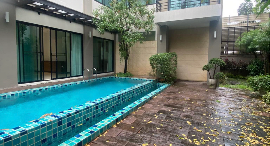 For rent 3 bedrooms house in Watthana, Bangkok