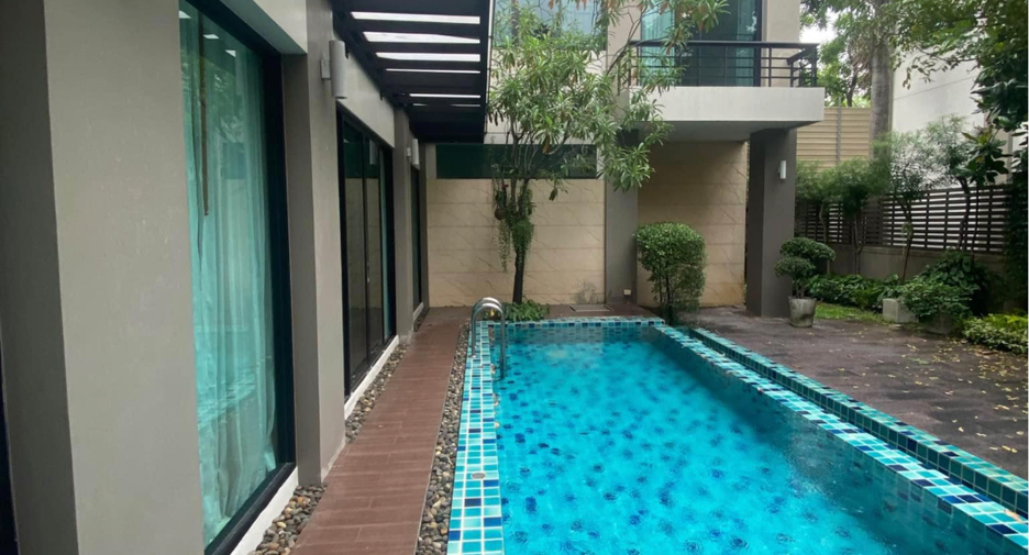 For rent 3 bedrooms house in Watthana, Bangkok