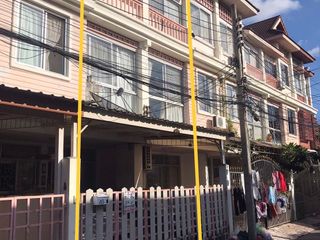 For sale 3 bed townhouse in Din Daeng, Bangkok