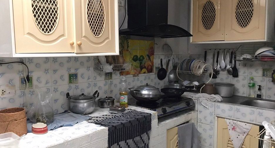 For sale 3 bedrooms townhouse in Din Daeng, Bangkok
