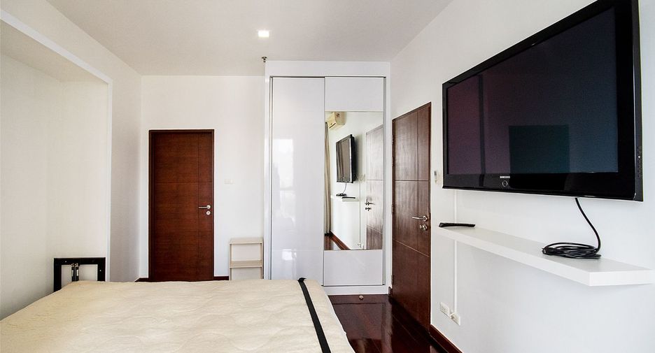 For rent 4 bedrooms condo in Watthana, Bangkok