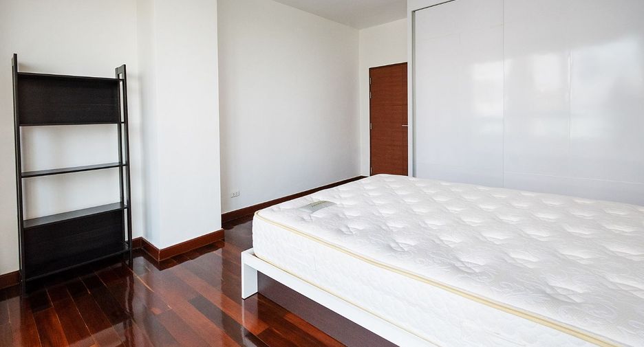 For rent 4 bedrooms condo in Watthana, Bangkok