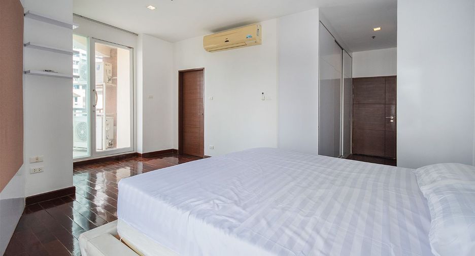 For rent 4 bedrooms condo in Watthana, Bangkok