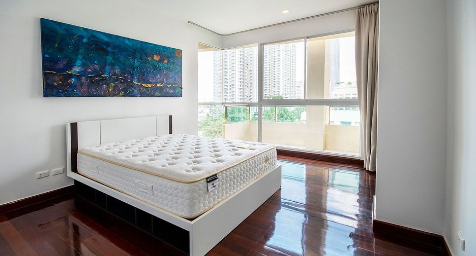 For rent 4 bedrooms condo in Watthana, Bangkok