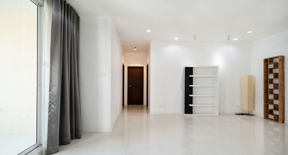 For rent 4 bedrooms condo in Watthana, Bangkok