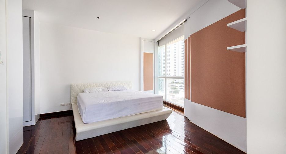 For rent 4 bedrooms condo in Watthana, Bangkok