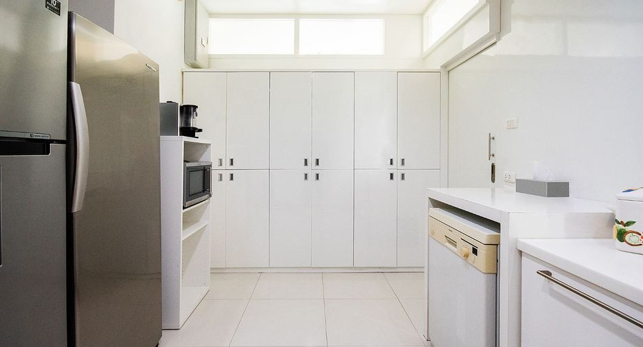 For rent 4 bedrooms condo in Watthana, Bangkok