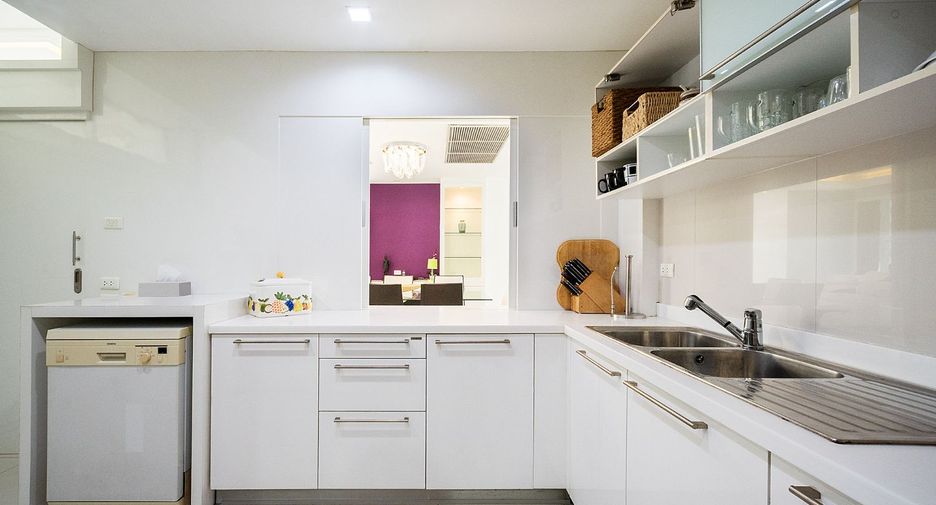 For rent 4 bedrooms condo in Watthana, Bangkok