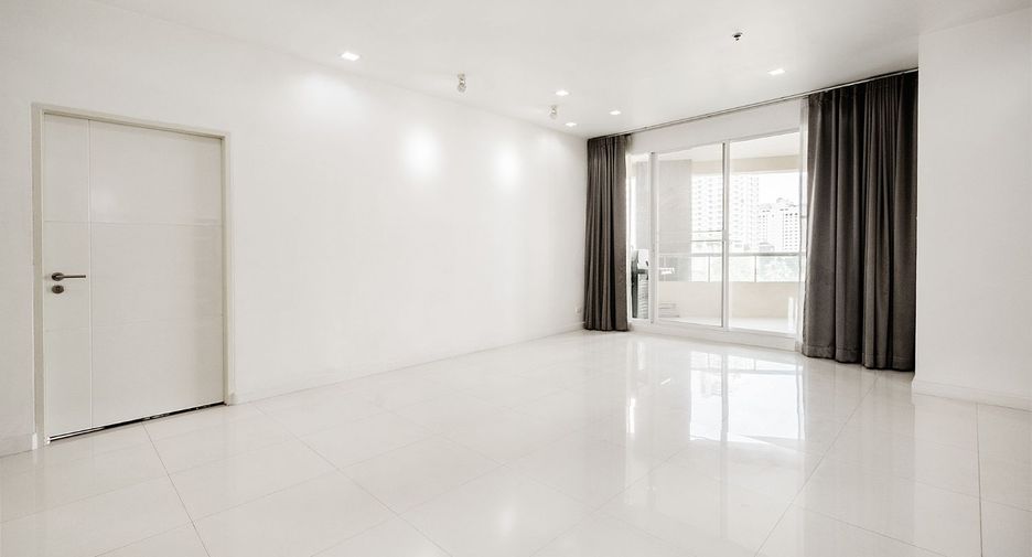For rent 4 bedrooms condo in Watthana, Bangkok