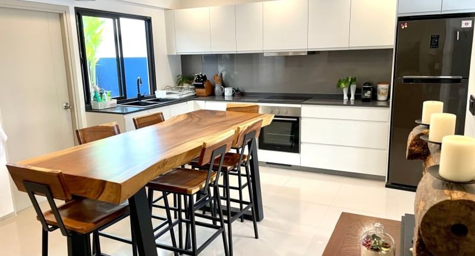 For rent 3 bedrooms townhouse in Suan Luang, Bangkok