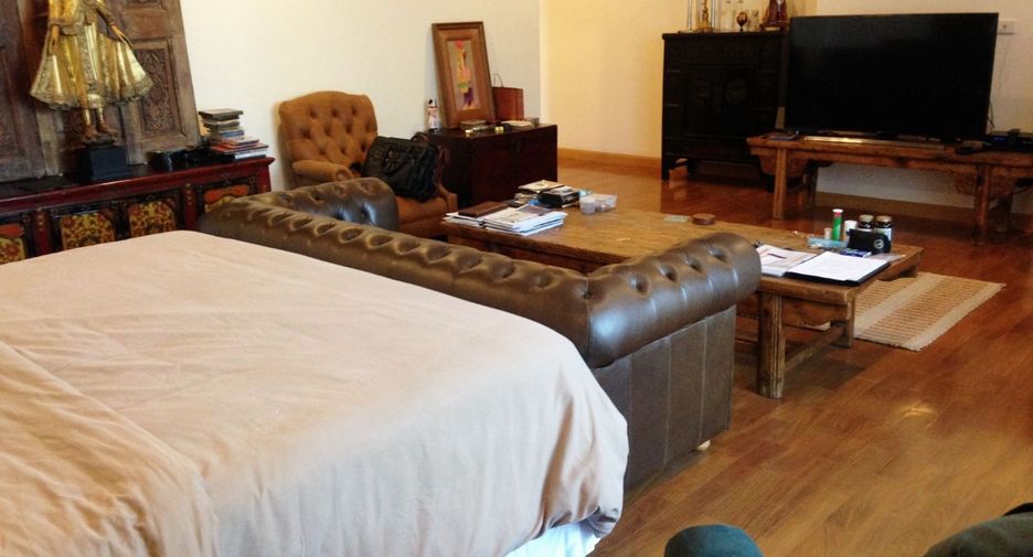 For rent 3 bedrooms condo in Khlong Toei, Bangkok