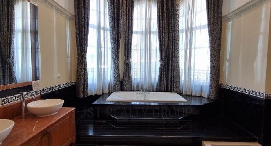 For rent 5 bedrooms townhouse in Yan Nawa, Bangkok