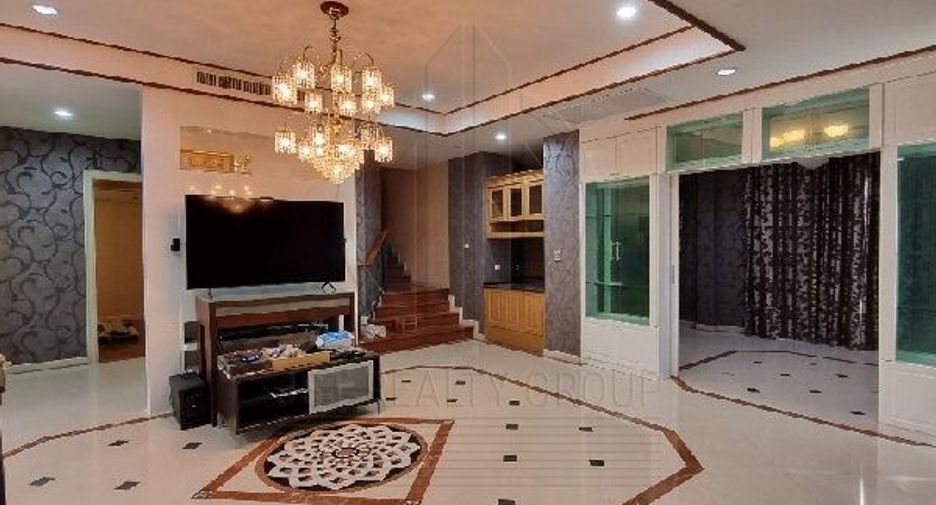 For rent 5 bedrooms townhouse in Yan Nawa, Bangkok