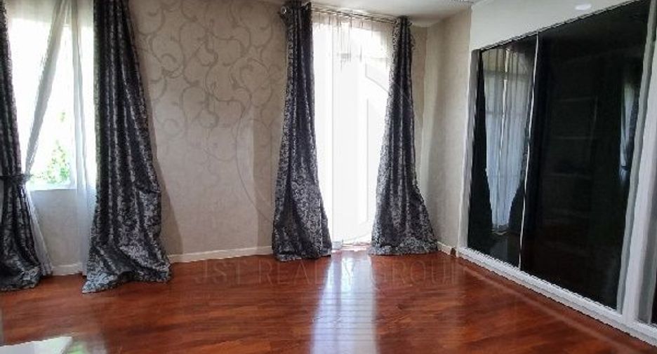 For rent 5 bedrooms townhouse in Yan Nawa, Bangkok