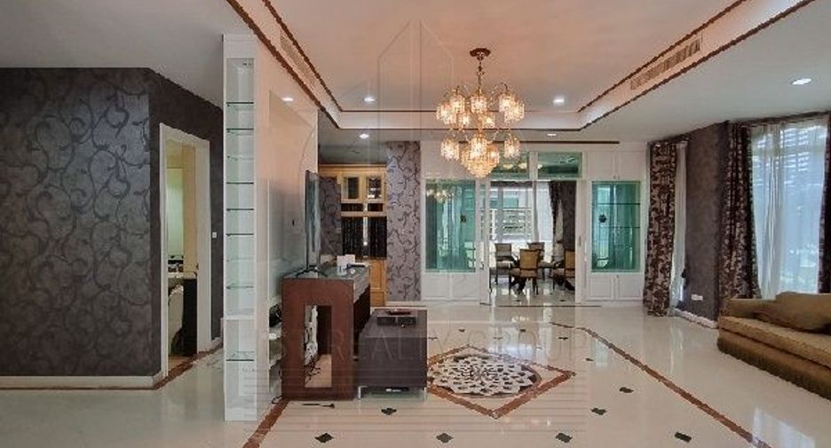 For rent 5 bedrooms townhouse in Yan Nawa, Bangkok